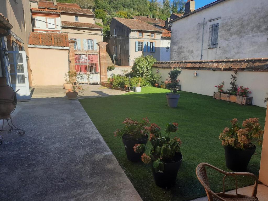 a yard with potted plants in a courtyard at La tour Laffage in Cintegabelle