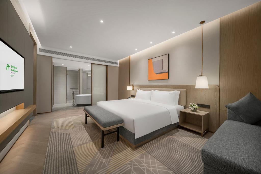 Postel nebo postele na pokoji v ubytování Holiday Inn Fu'an