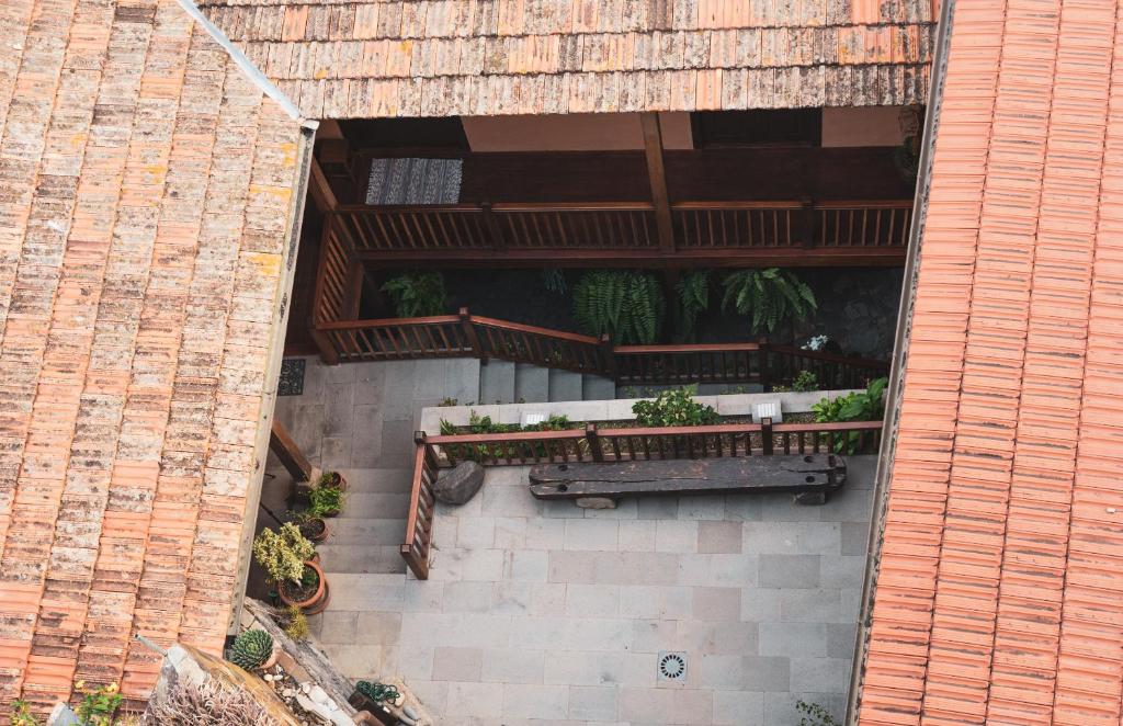 an overhead view of a building with a balcony with plants at Casa rural Los Madroños in Vallehermoso