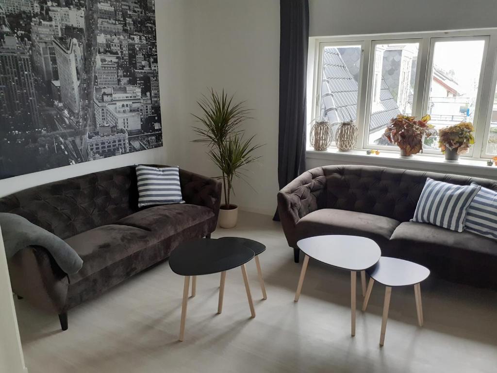 uma sala de estar com um sofá e duas mesas em Ezzo guest house em Nakskov