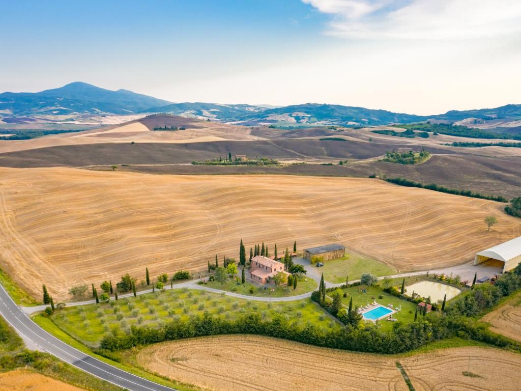 una vista aérea de una granja en medio de un campo en Agriturismo Marinello, en Pienza