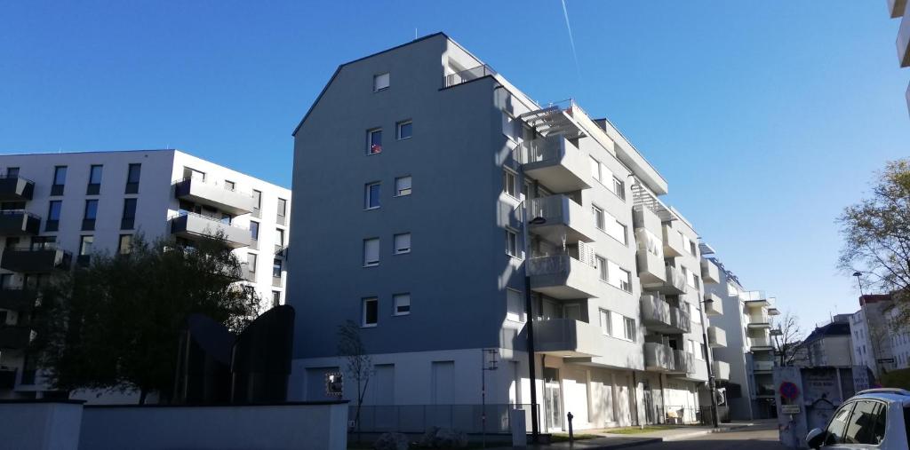 ein hohes Gebäude in einer Stadt in der Unterkunft Exquisit Apartment Simmering in Wien