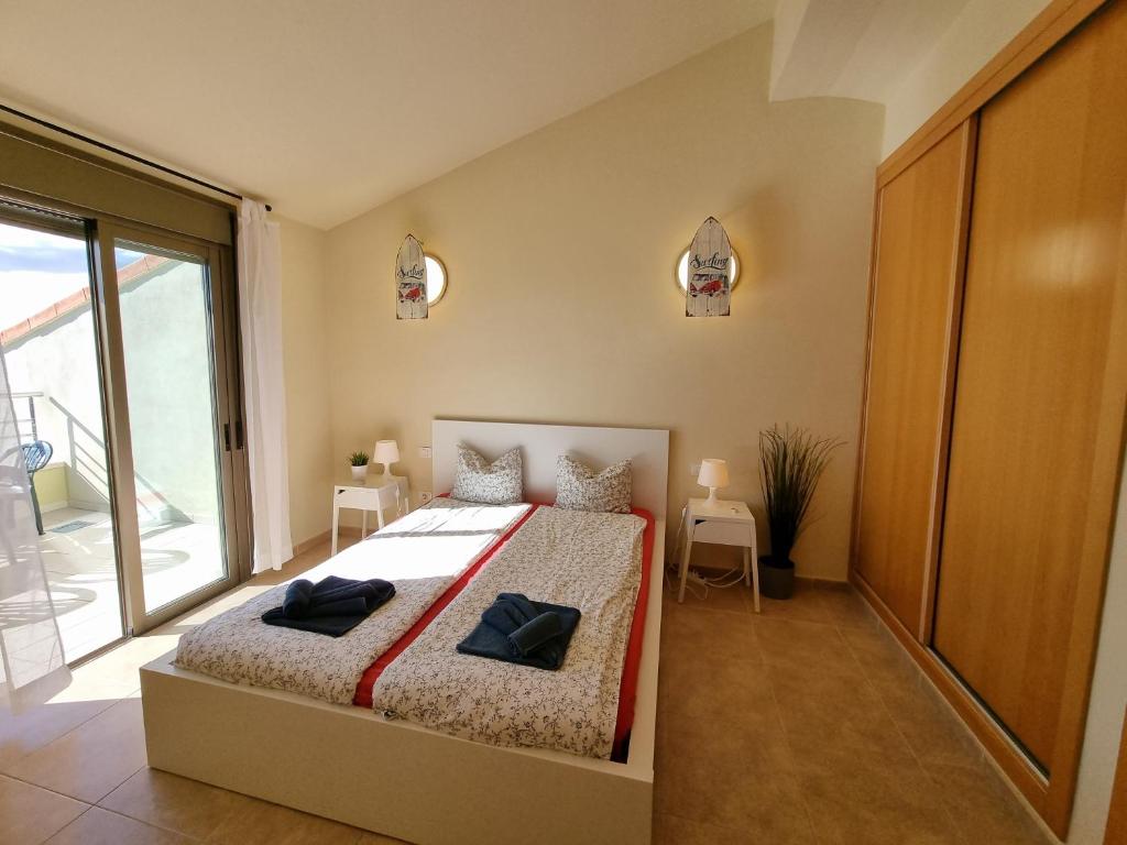 Postel nebo postele na pokoji v ubytování Villa Los Vientos only 100m to the surf beach, terrace, balcony, sea view, wifi