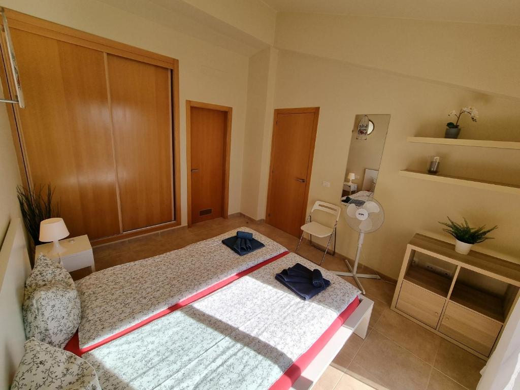 Postel nebo postele na pokoji v ubytování Villa Los Vientos only 100m to the surf beach, terrace, balcony, sea view, wifi