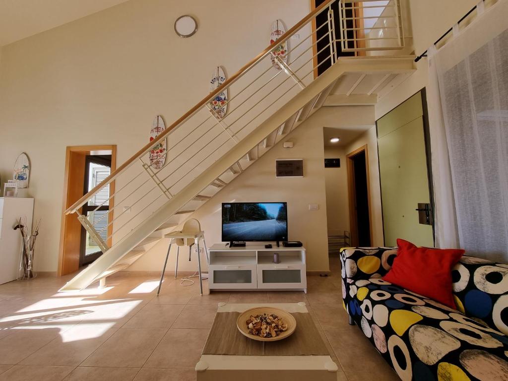 TV a/nebo společenská místnost v ubytování Villa Los Vientos only 100m to the surf beach, terrace, balcony, sea view, wifi