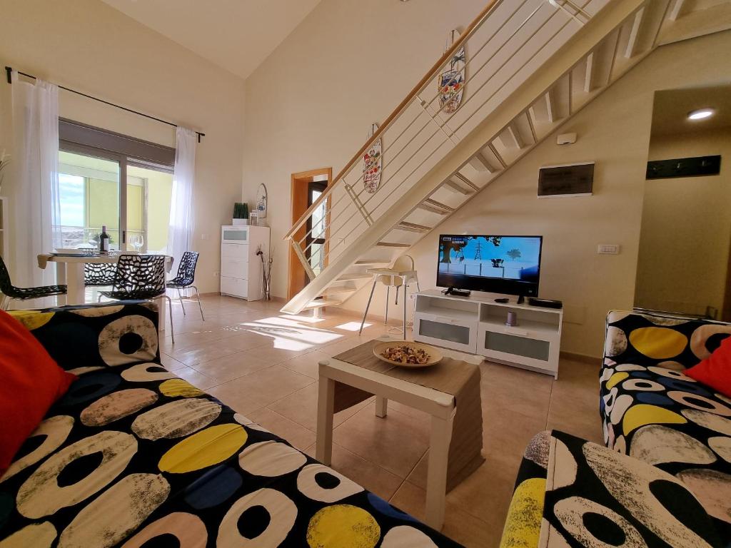 TV a/nebo společenská místnost v ubytování Villa Los Vientos only 100m to the surf beach, terrace, balcony, sea view, wifi