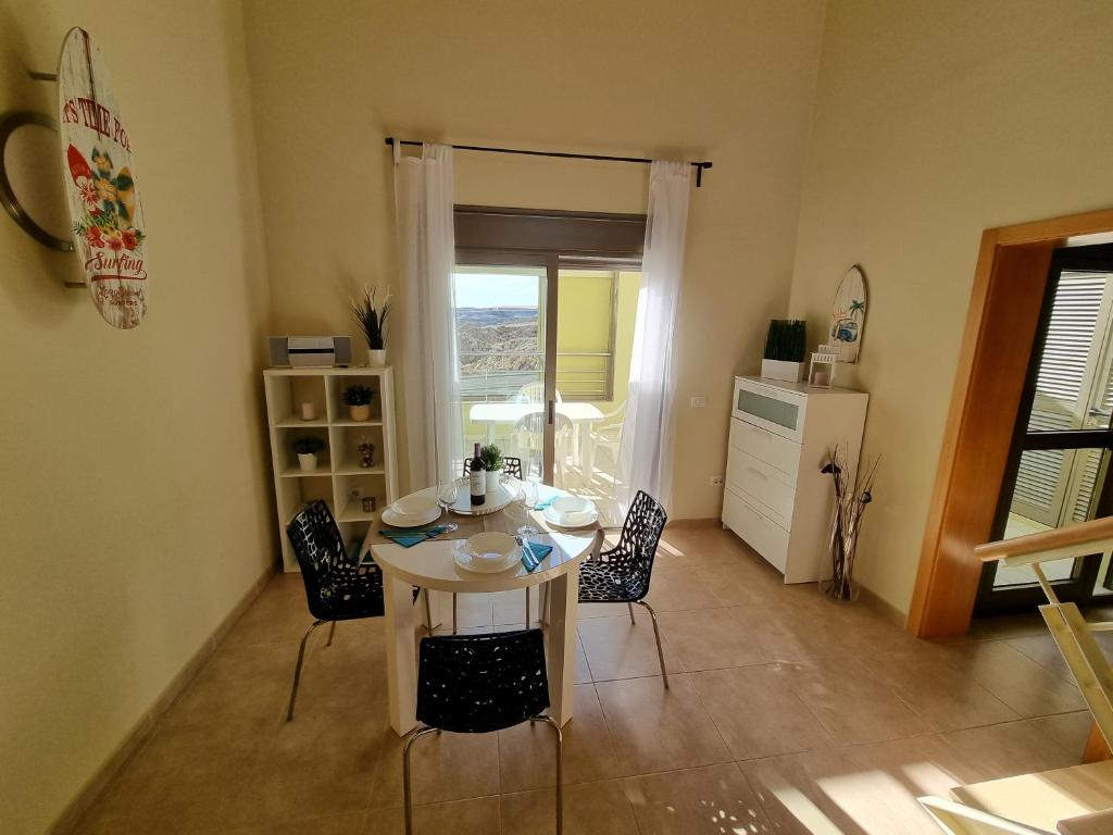 Kuchyň nebo kuchyňský kout v ubytování Villa Los Vientos only 100m to the surf beach, terrace, balcony, sea view, wifi