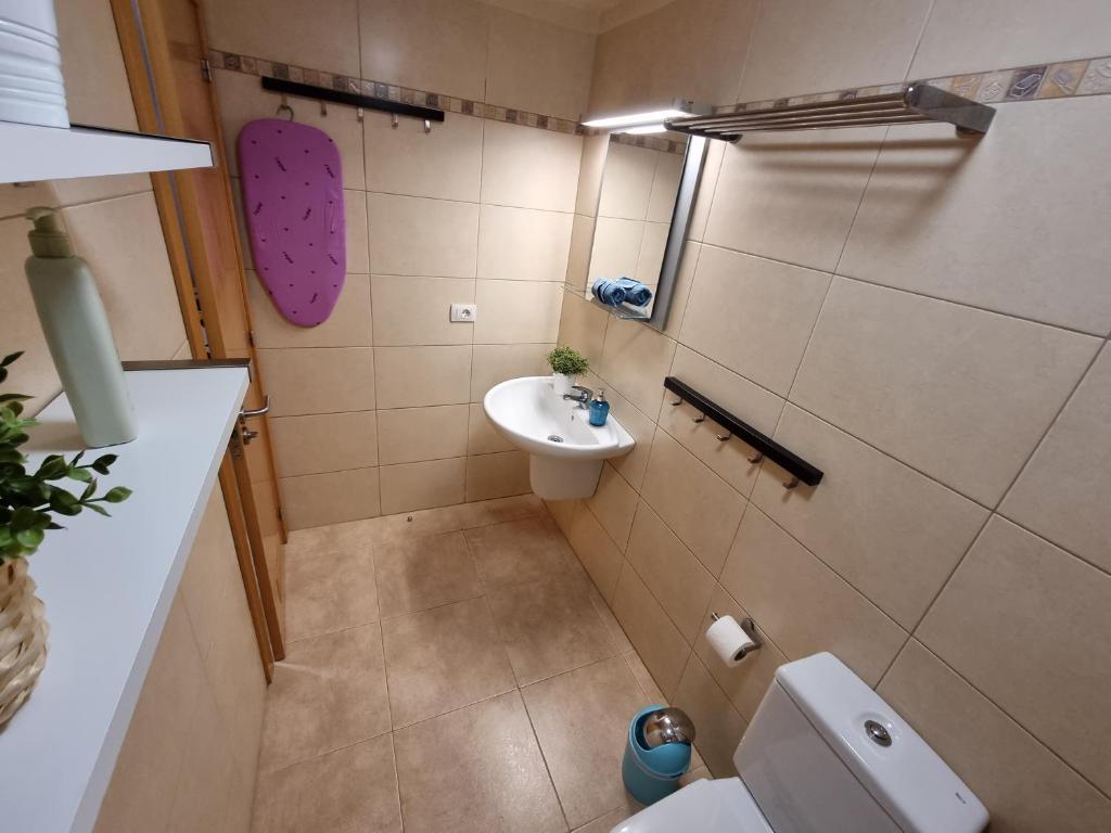 Koupelna v ubytování Villa Los Vientos only 100m to the surf beach, terrace, balcony, sea view, wifi