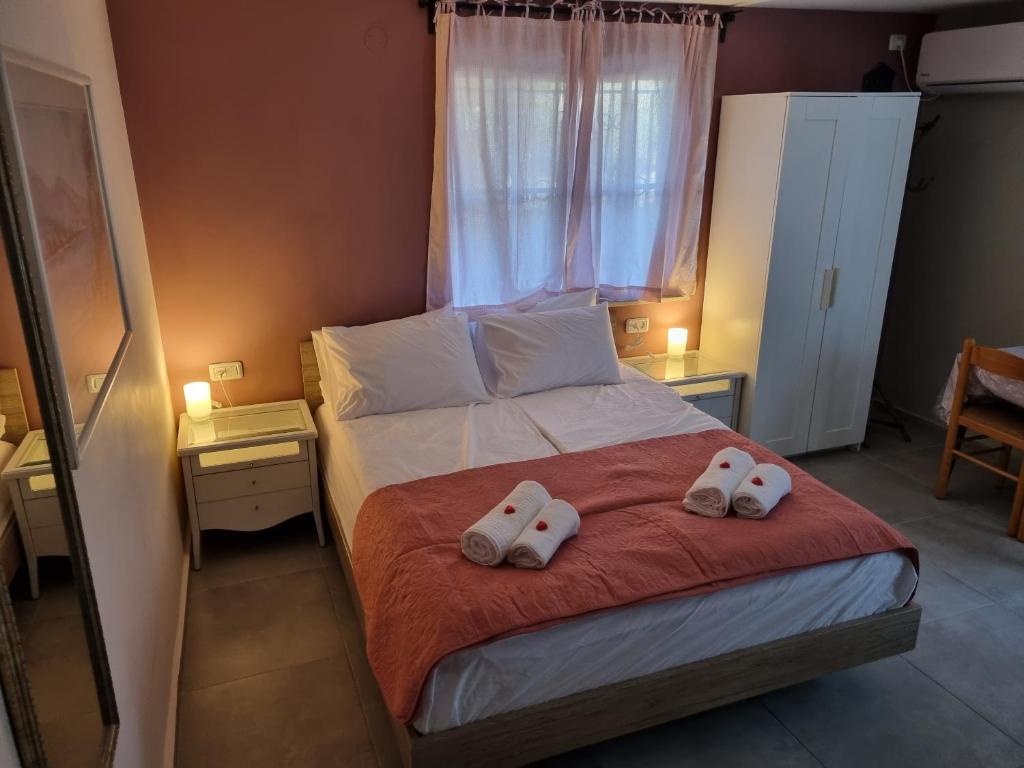 Letto o letti in una camera di "פנינת עין כרם" יחידות ורד ואגוז