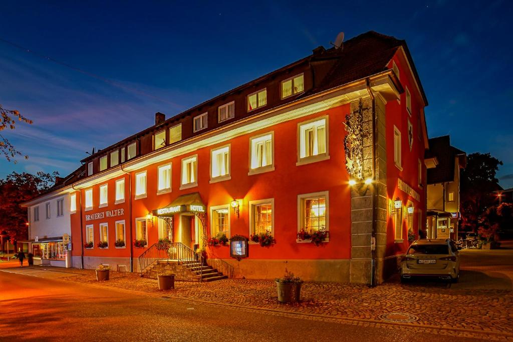un gran edificio rojo al lado de una calle en Brauerei Walter en Waldshut-Tiengen