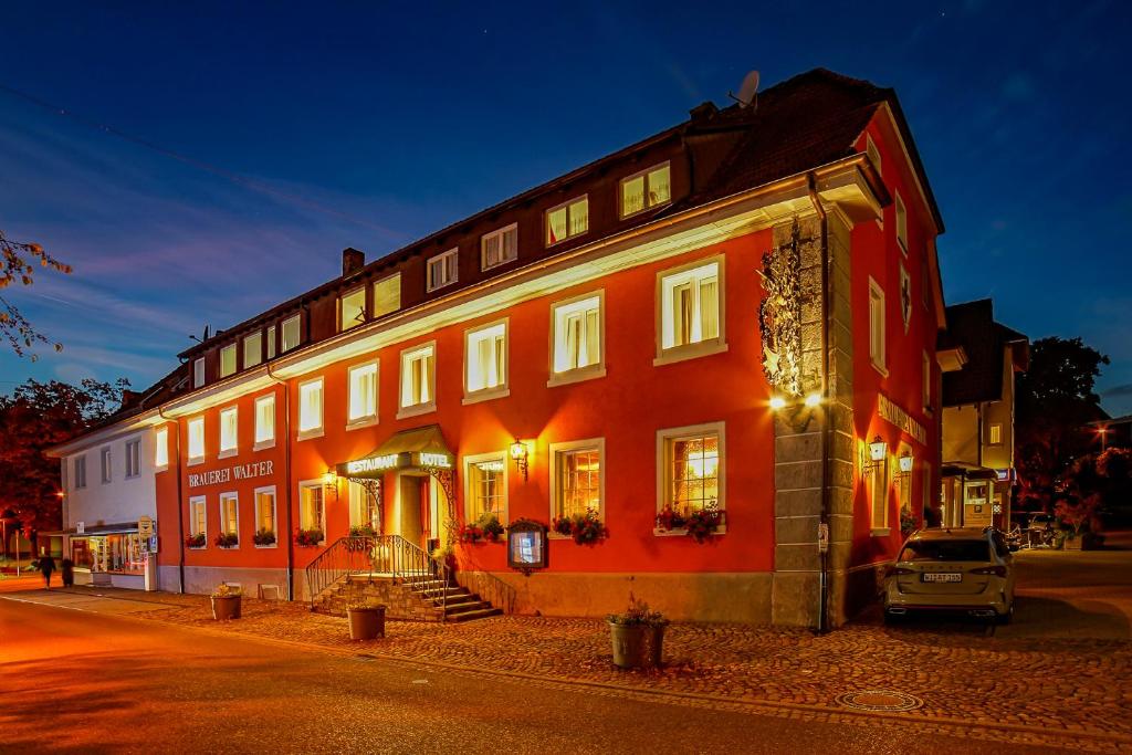 ein großes rotes Gebäude an der Straßenseite in der Unterkunft Brauerei Walter in Waldshut-Tiengen