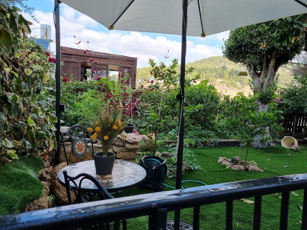 Giardino di "פנינת עין כרם" יחידות ורד ואגוז
