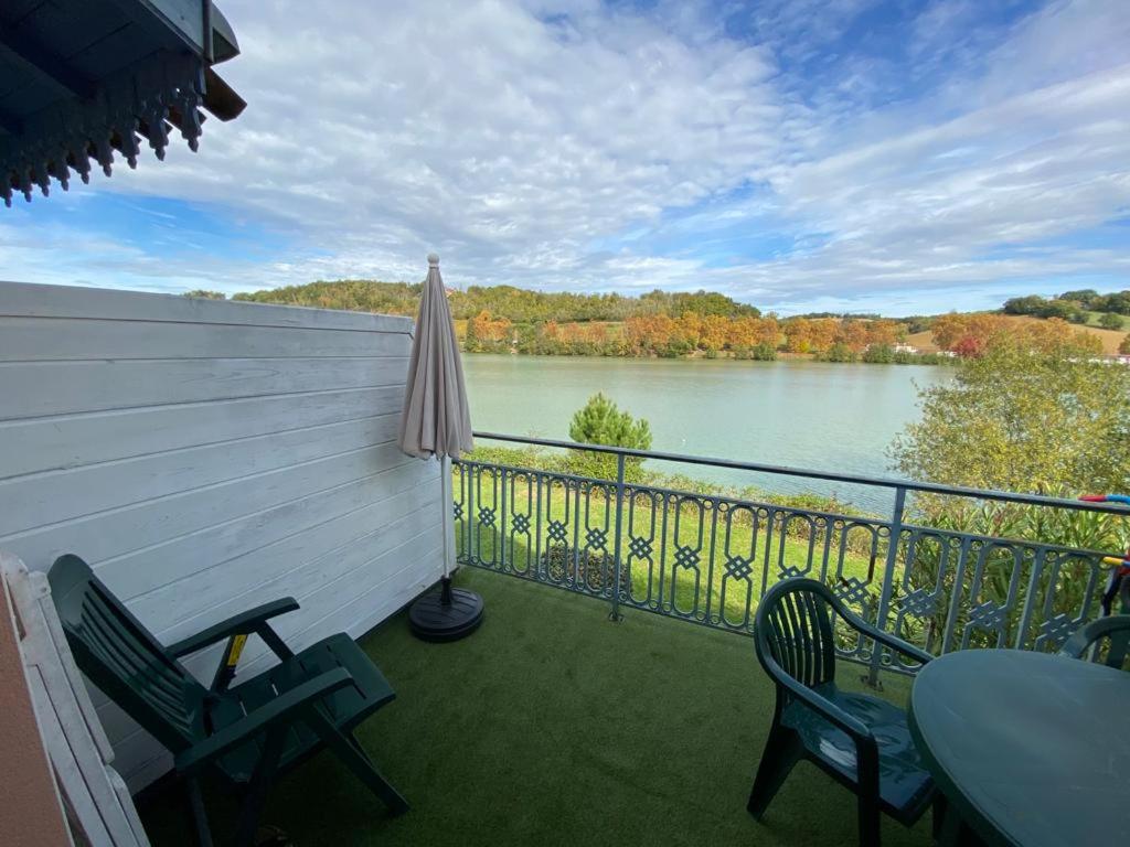 Elle comprend un balcon offrant une vue sur le lac. dans l'établissement appartement au calme face au lac, à Marciac