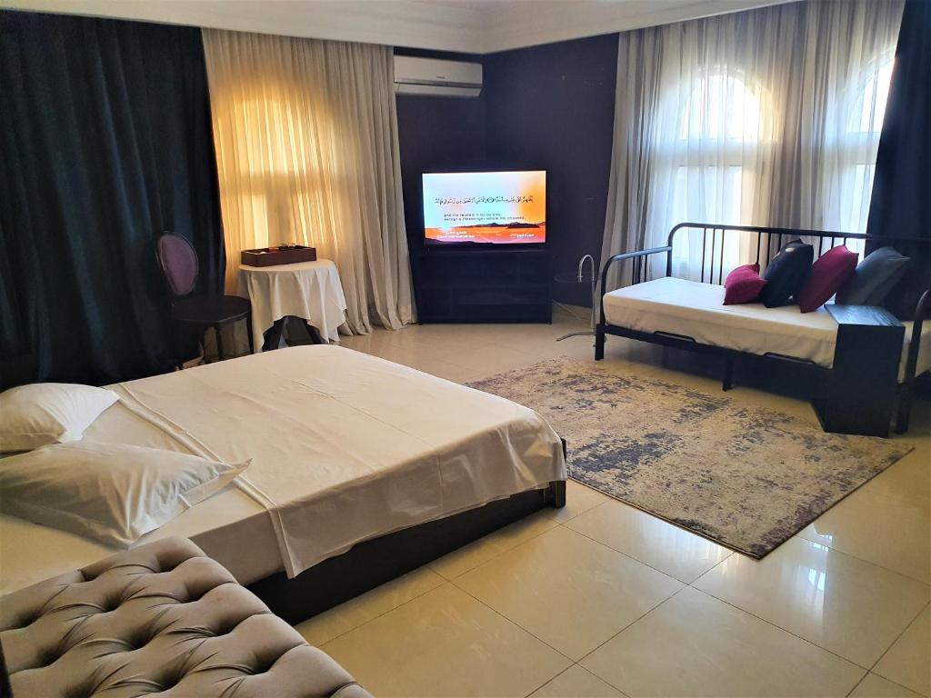 Кровать или кровати в номере Sunny Studios in New Cairo