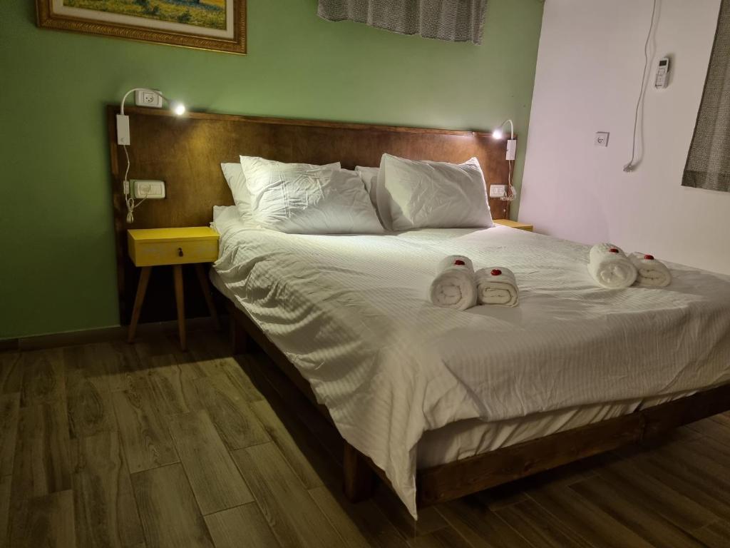 Letto o letti in una camera di "פנינת עין כרם" יחידות ורד ואגוז