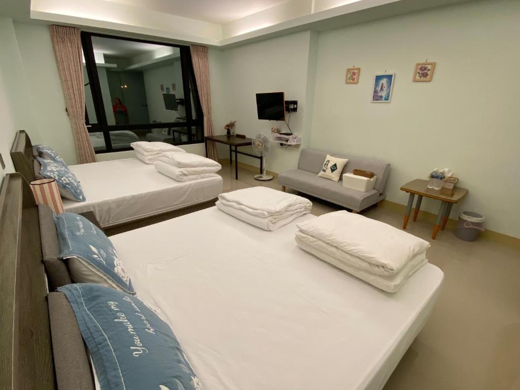 Postel nebo postele na pokoji v ubytování 元氣滿屋民宿