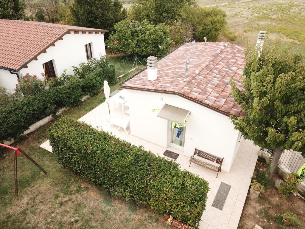 una vista aérea de una casa blanca con un banco en La Casetta en Tavullia