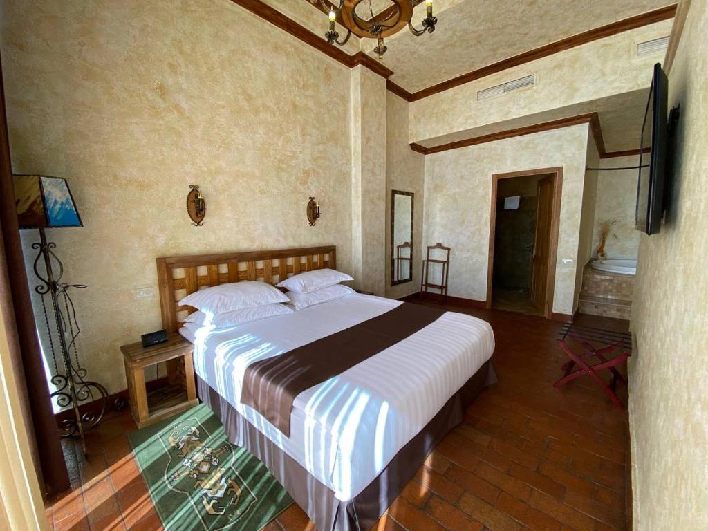 Postel nebo postele na pokoji v ubytování Caucasus Hotel