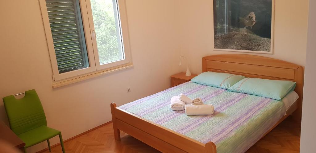 sypialnia z łóżkiem z dwoma pluszakami w obiekcie Villa Tea T w Biogradzie na Moru