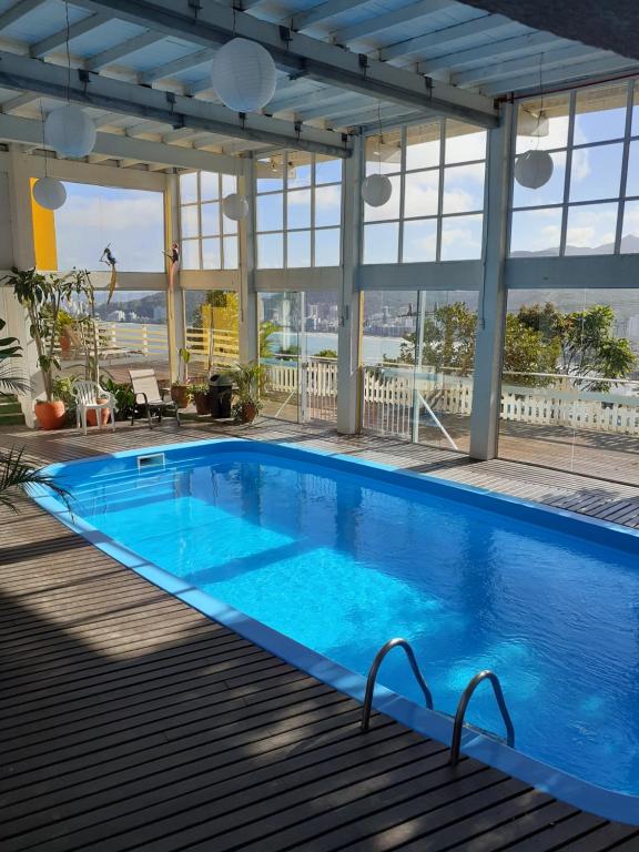 una gran piscina con vistas al océano en Hotel Pousada 7 Mares, en Itapema