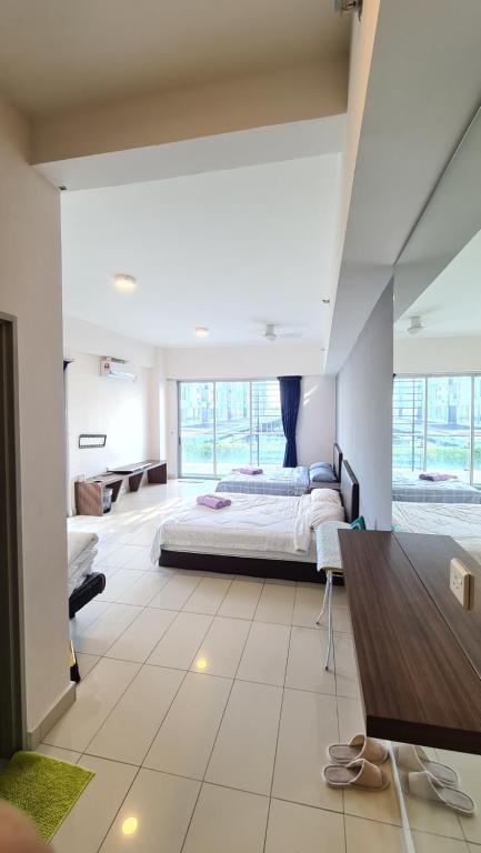 um quarto com uma cama e uma grande janela em Aeropod KK Corner Unit Near City and Airport 4 pax Free Parking em Kota Kinabalu