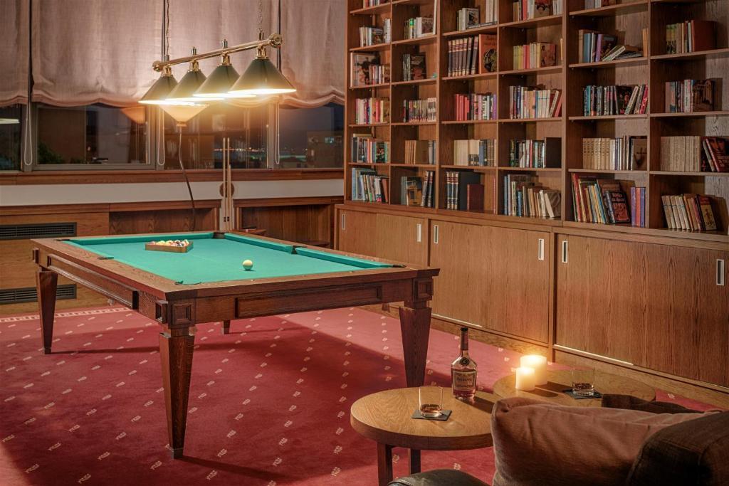 Biliár nebo kulečník v ubytování Dioklecijan Hotel & Residence