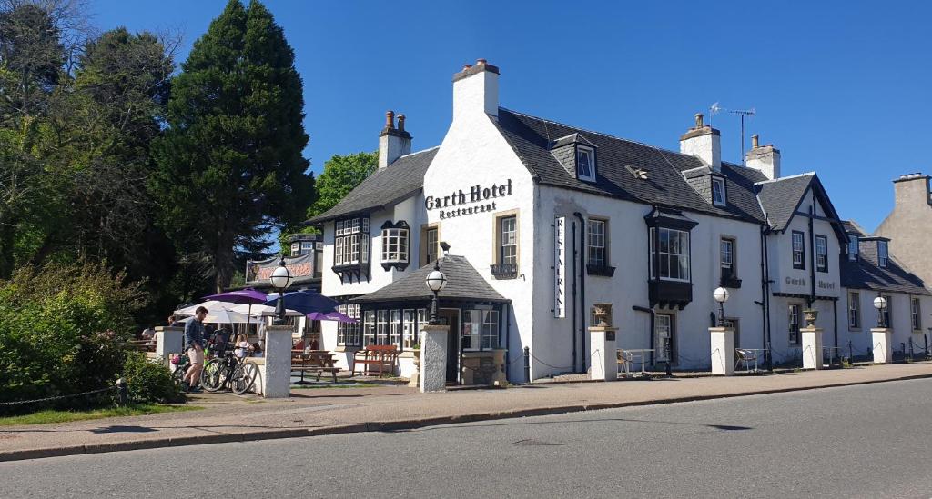 un edificio blanco al lado de una calle en Garth Hotel, en Grantown-on-Spey