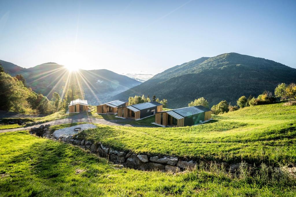 dom na wzgórzu na zielonym polu w obiekcie Possegger Hideaways w mieście Zödl