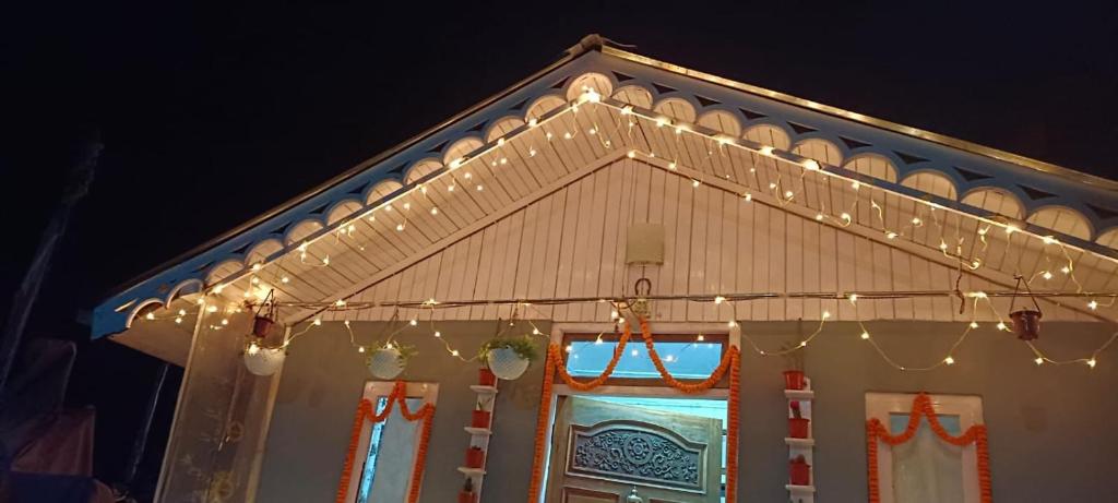 una casa con luces de Navidad encima en SASHI HOME a Cupid Destination en Darjeeling
