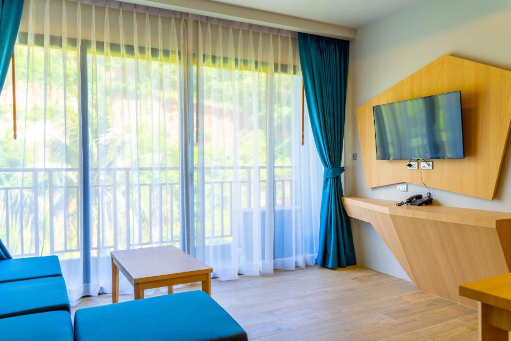 TV a/nebo společenská místnost v ubytování Golden Paradise Hotel - SHA PLUS
