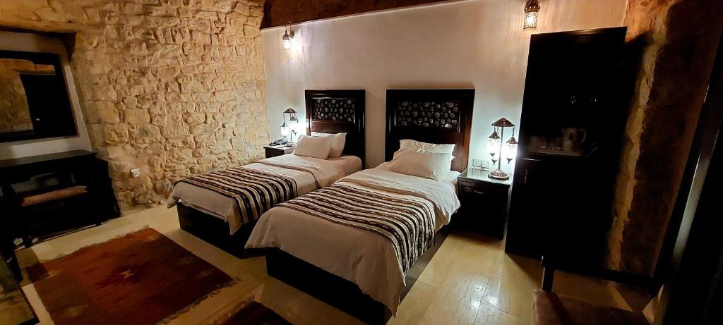 Postel nebo postele na pokoji v ubytování Hayat Zaman Hotel And Resort Petra