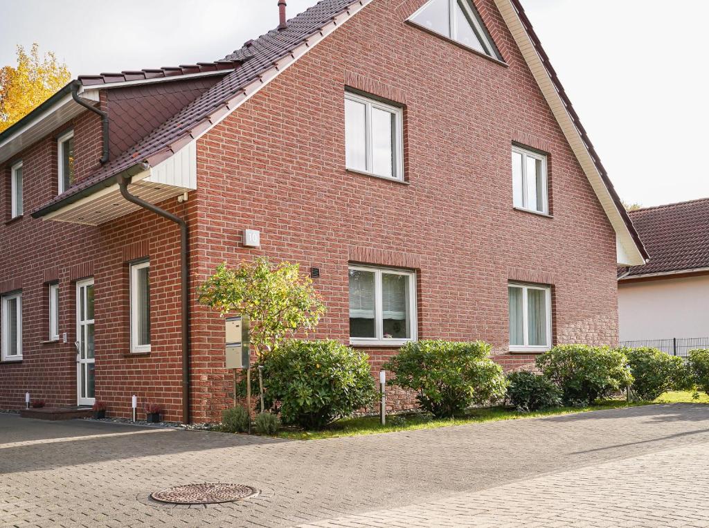 una casa di mattoni rossi con un tombino in strada di Modernes Stadthaus 100qm Parkplatz Bad&Dusche Küche ad Hannover