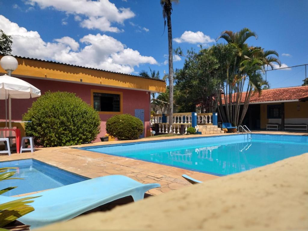 een zwembad voor een huis bij Chácara Sorriso 1 em Atibaia in Atibaia