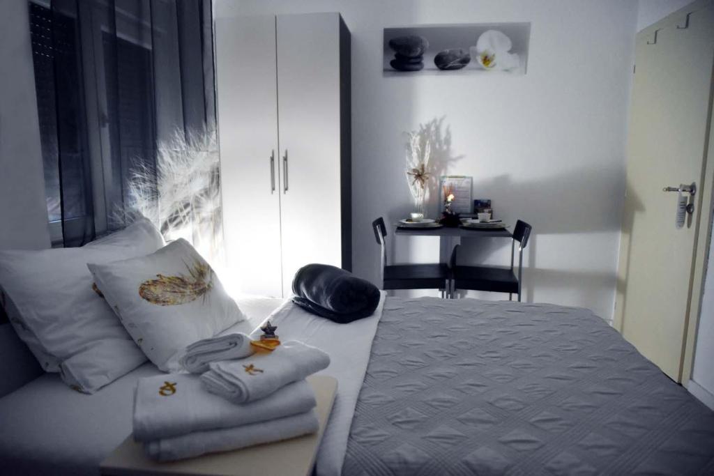 Tempat tidur dalam kamar di CIRIĆ APARTMANI