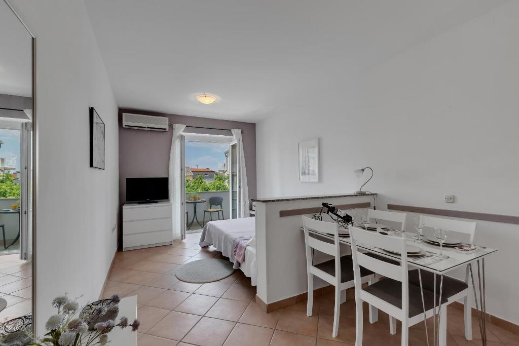 Televízia a/alebo spoločenská miestnosť v ubytovaní Apartments Divna
