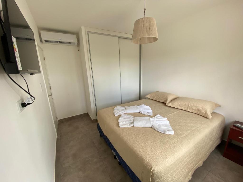 1 dormitorio con 1 cama con toallas en La Escondida Salta 11 en Salta
