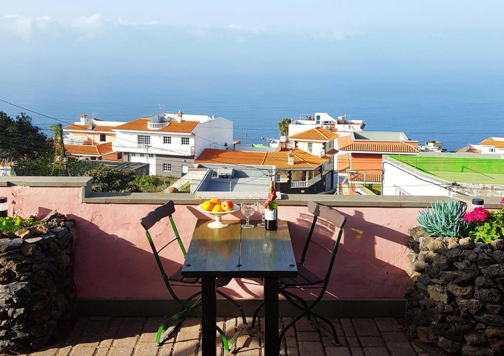 een tafel en stoelen op een balkon met uitzicht op de oceaan bij Primavera Peqa in Genovés