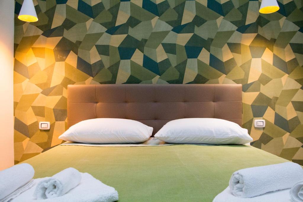 ナポリにあるWANDERLUST NAPLES a place to stayのカラフルな壁