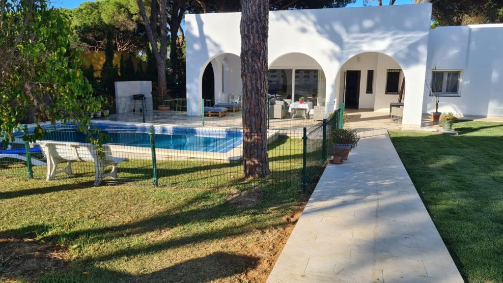 The swimming pool at or close to Roche Pinos Verdes