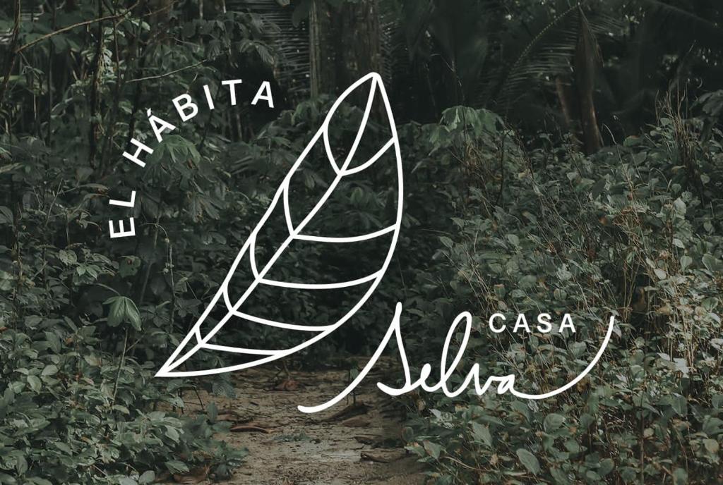 um sinal para uma floresta com uma folha em El Hábita CASA SELVA em Santa Teresa