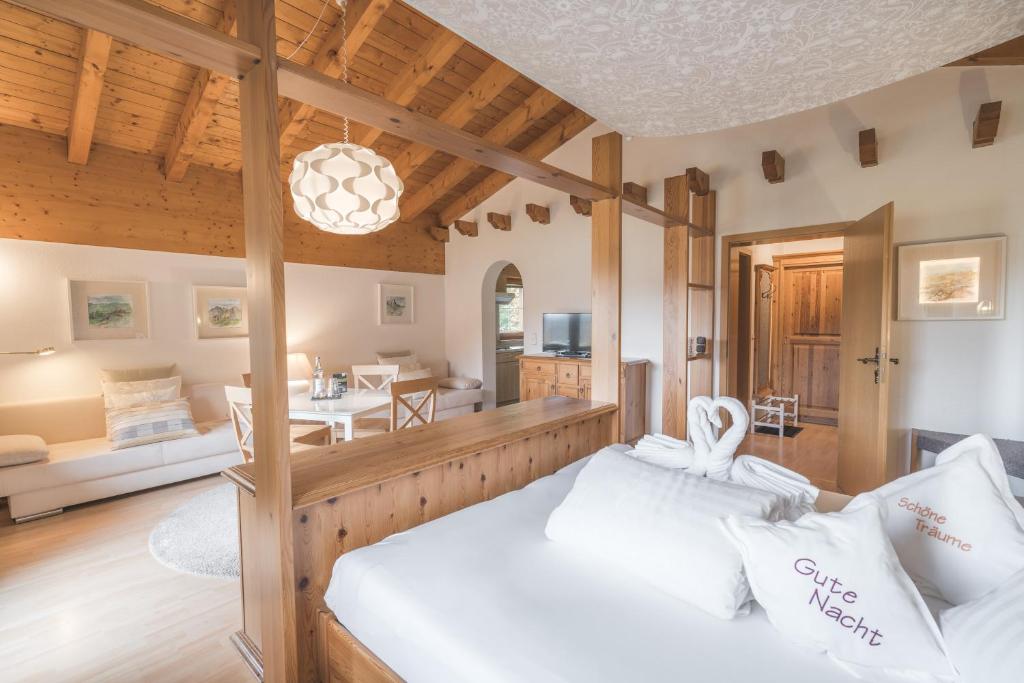 A bed or beds in a room at Alpenhotel DAS KÜREN
