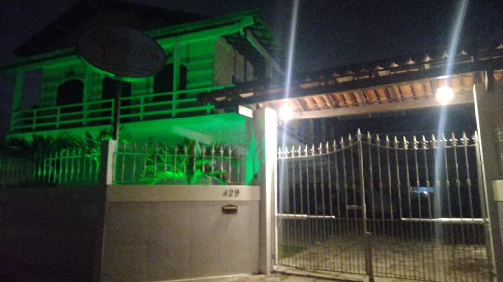 un edificio con una puerta delante de él por la noche en Pousada Videira de Teresópolis, en Teresópolis