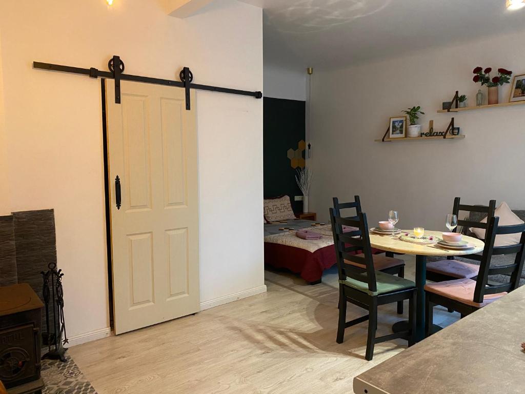 Habitación con puerta y mesa con sillas en Pērles en Līgatne