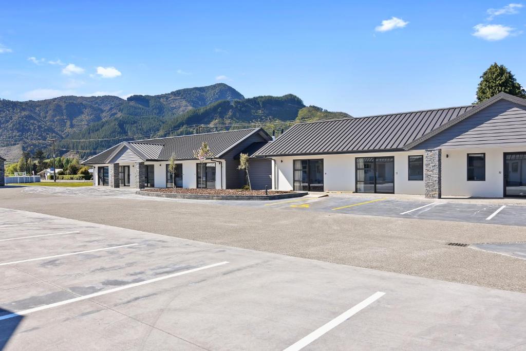 an empty parking lot in front of a building at Grand Suites Murchison in Murchison