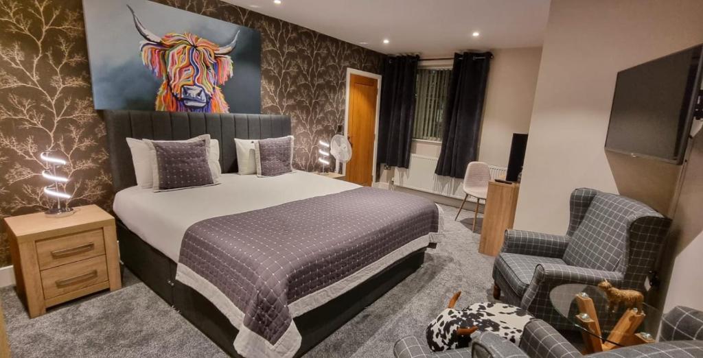 1 dormitorio con 1 cama con una pintura de un caballo en la pared en Spire View at THE GALLEON RESTAURANT en Chesterfield