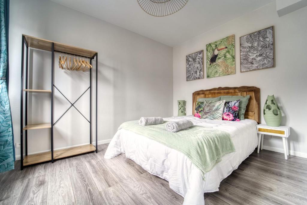 - une chambre blanche avec un lit et un placard dans l'établissement La Balastiere Metz Luxembourg Wifi Un-Séjour-à-Part, à Hagondange