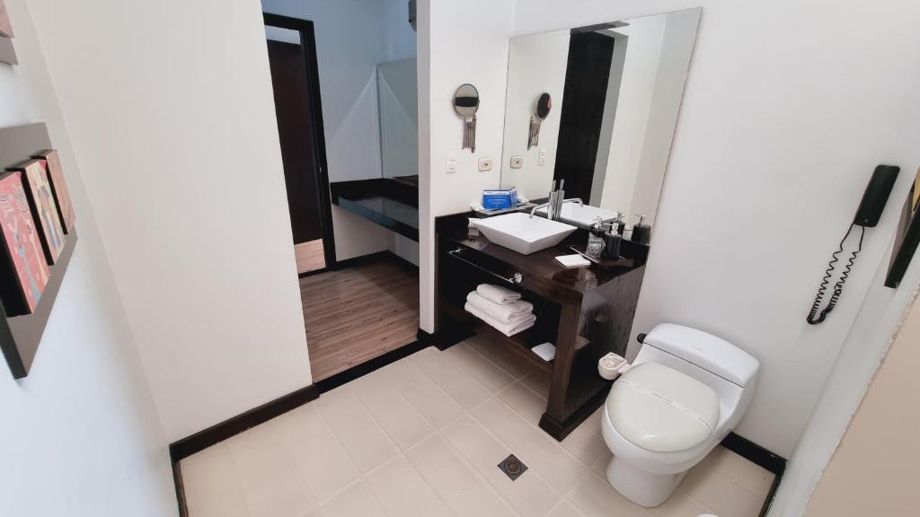 Un baño de Habitat Suites Hotel