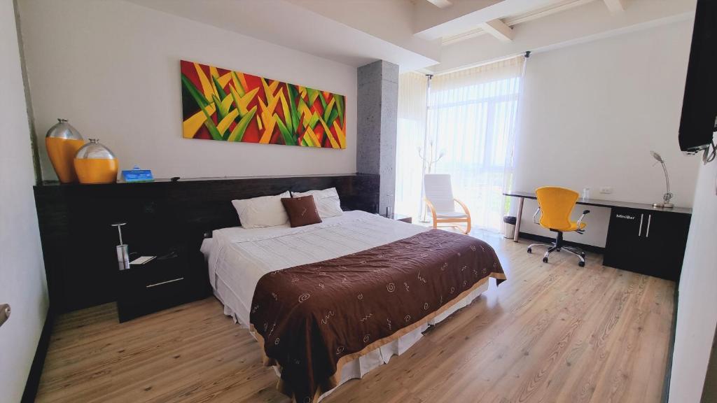Cama o camas de una habitación en Habitat Suites Hotel