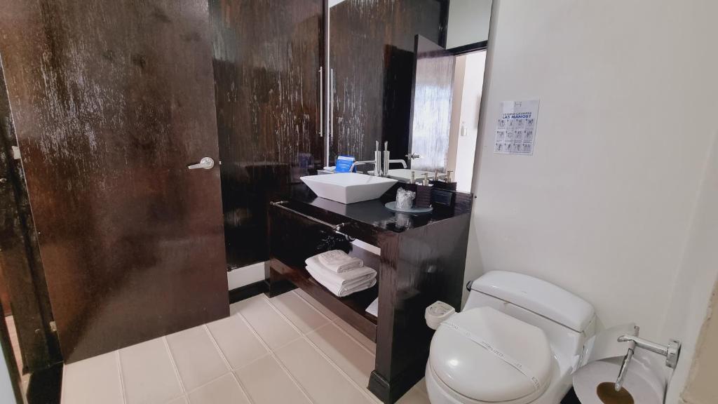 Un baño de Habitat Suites Hotel