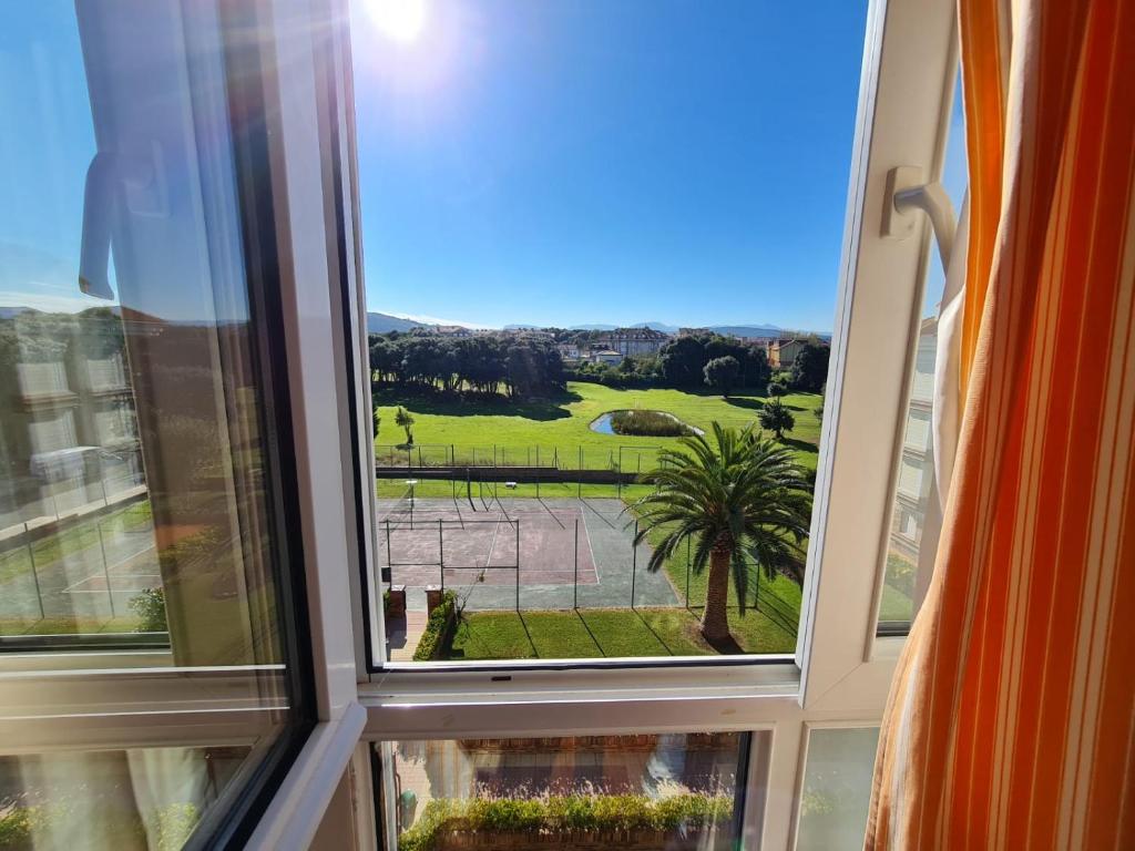 a window with a view of a tennis court at Noja. Piso en noja a 5 minutos de la playa de Ris in Noja